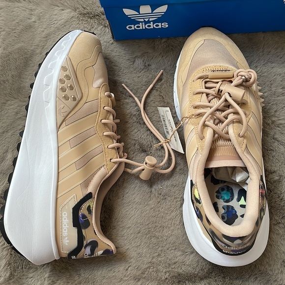 Adidas - ladies sneakers - Picture 3 of 6